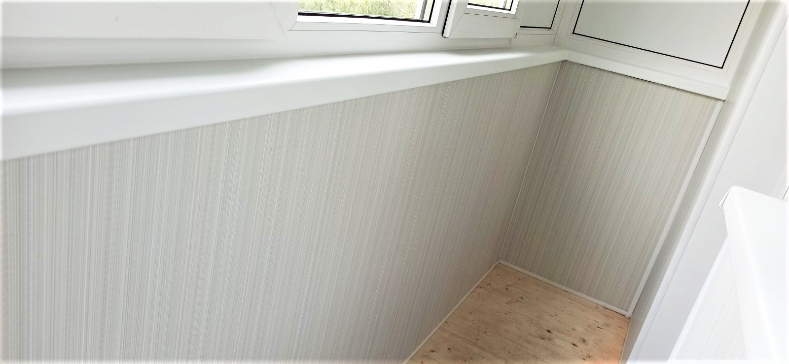 Внутренняя отделка балкона цветными ПВХ панелями - фото - 2